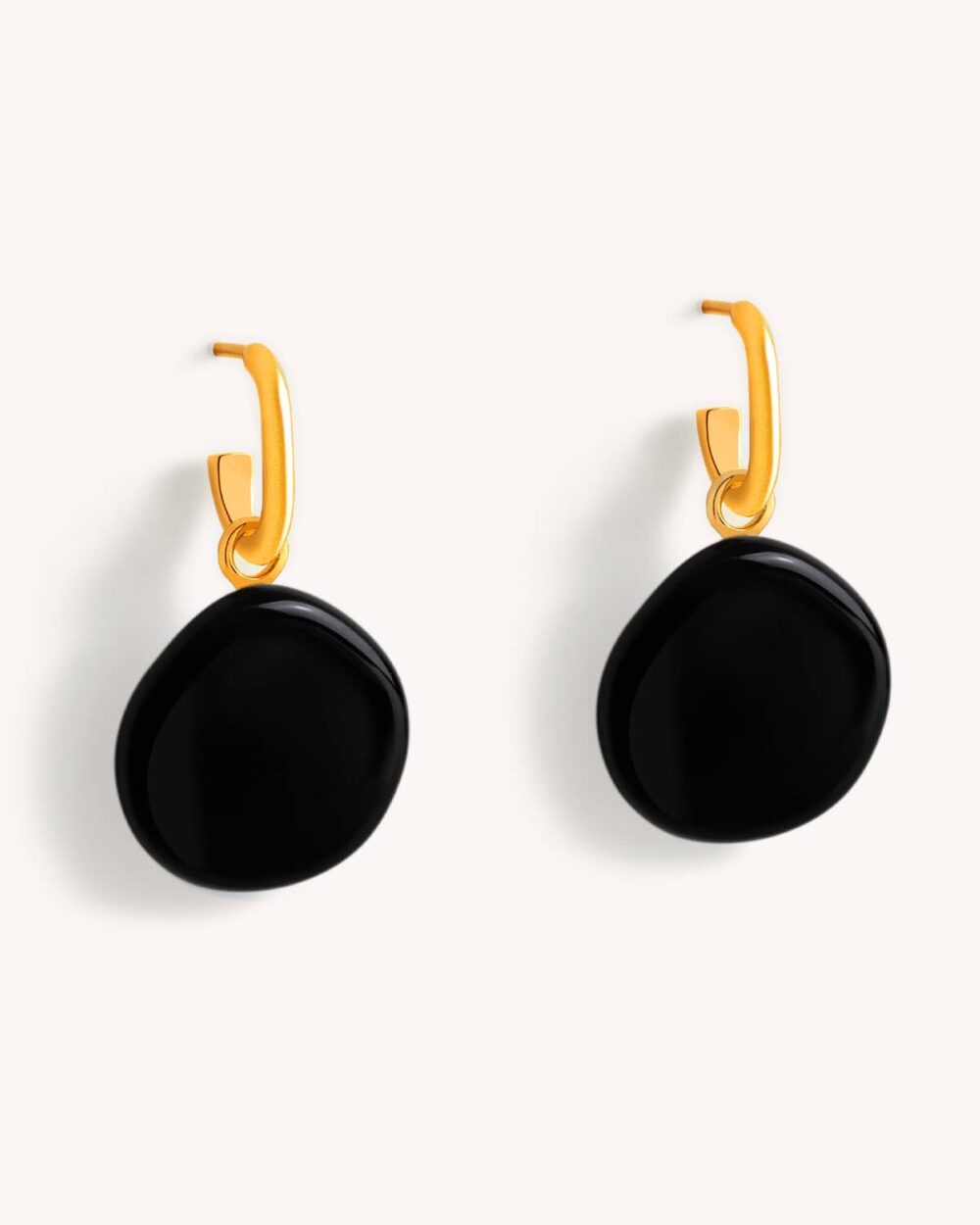 Brinco Flora Preto – Banho Ouro 18K
