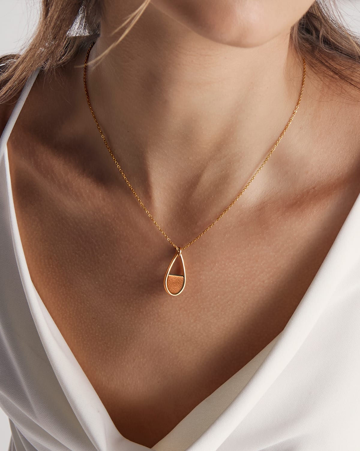 Colar Mini Gota Bronze - Ouro Vintage 18K - Image 2