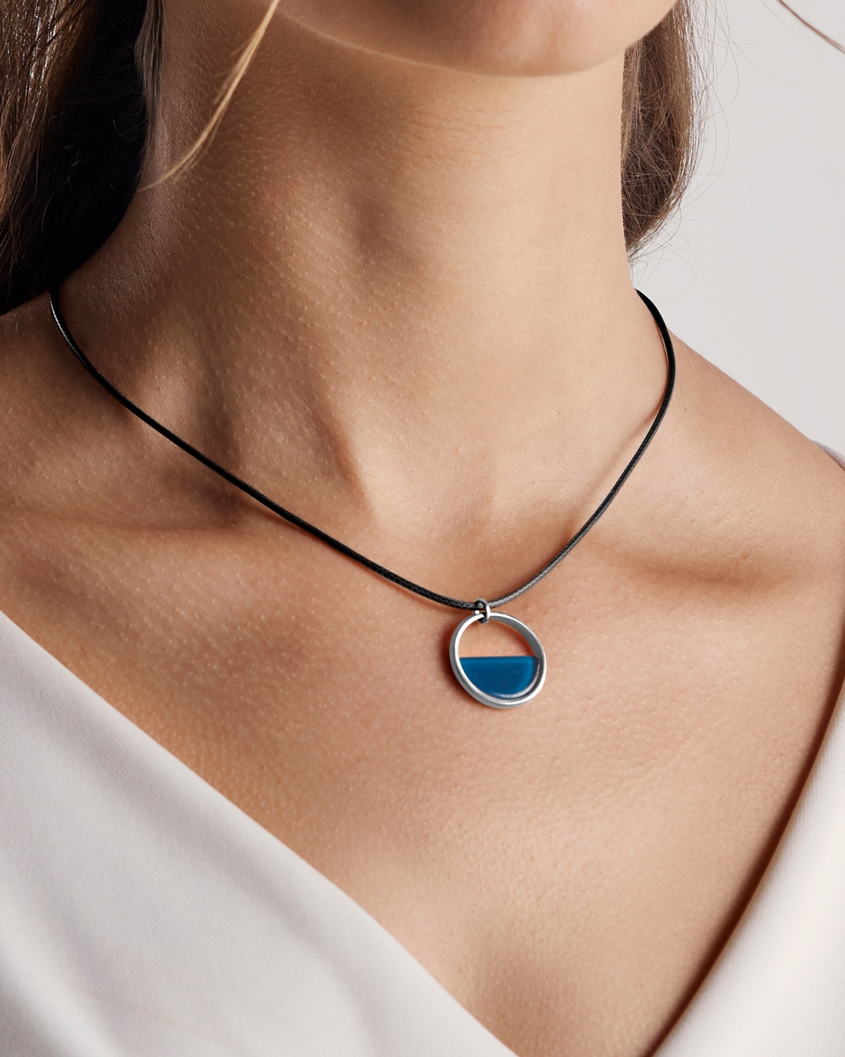 Colar Mini Aro Azul Cordão - Prata Vintage - Image 2