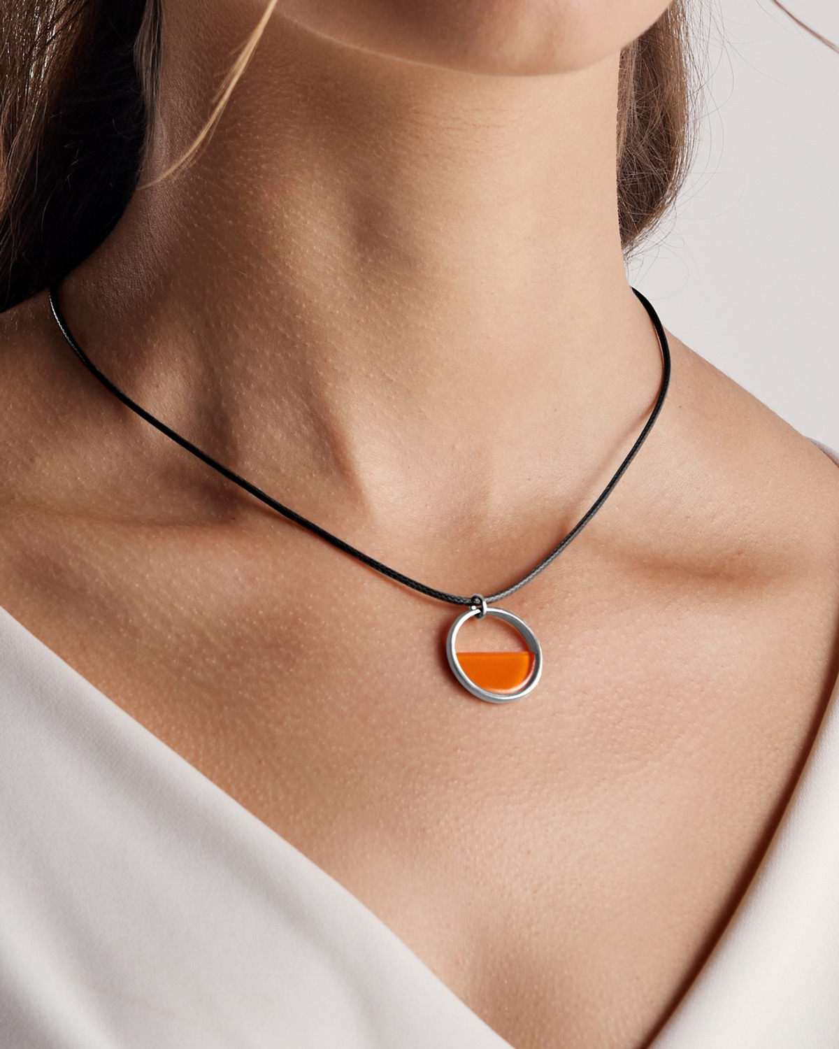 Colar Mini Aro Laranja Cordão - Prata Vintage - Image 2