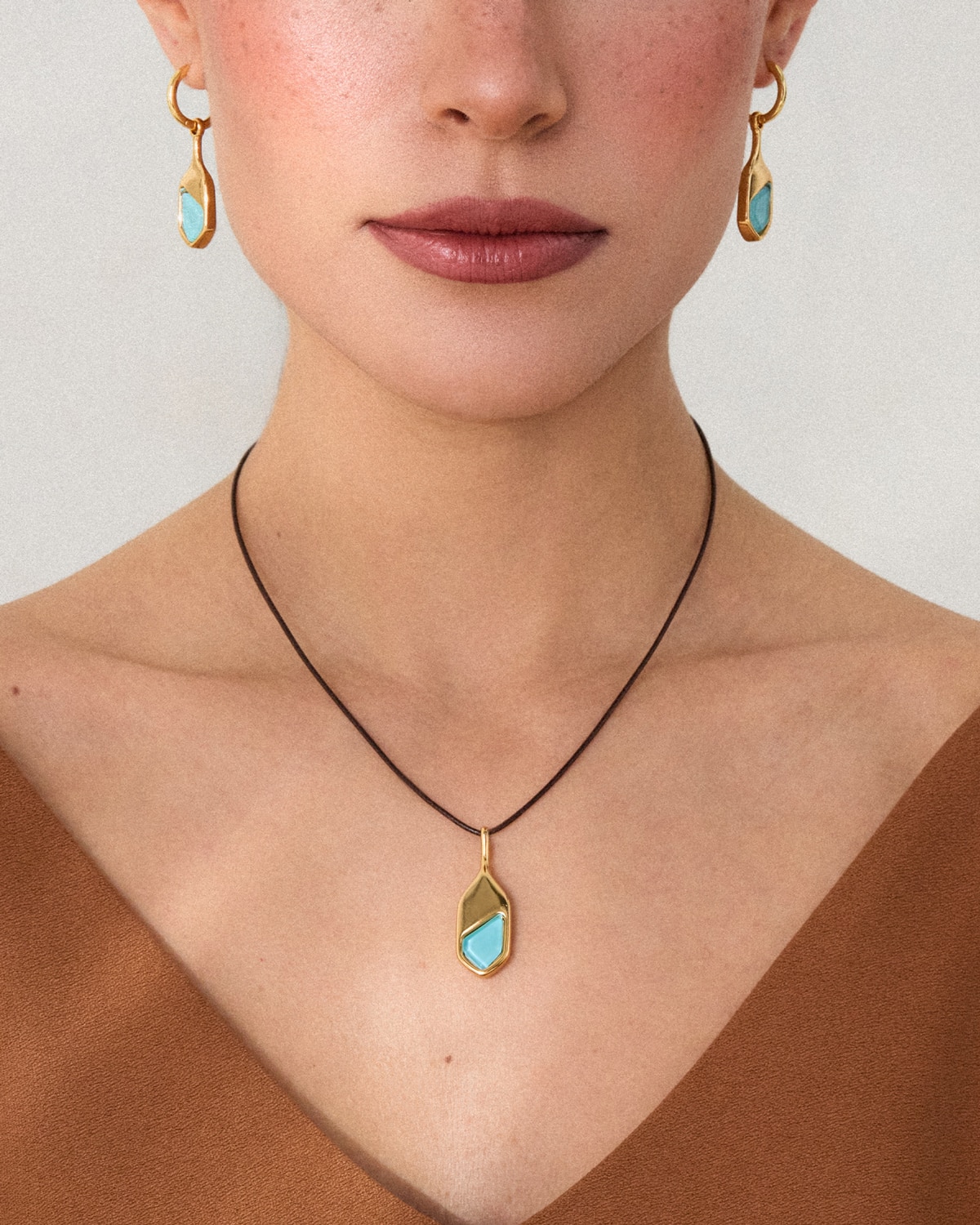 Colar Gaia Azul Turquesa Cordão - Banho Ouro 18K - Image 2