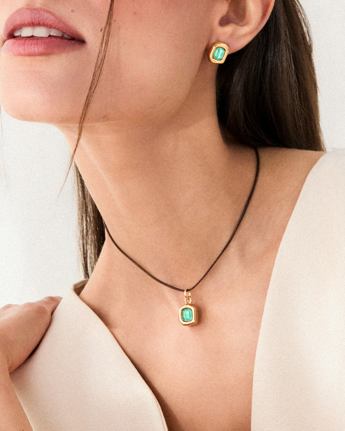 Colar Seixo Verde Água Cordão - Banho Ouro 18K - Image 2
